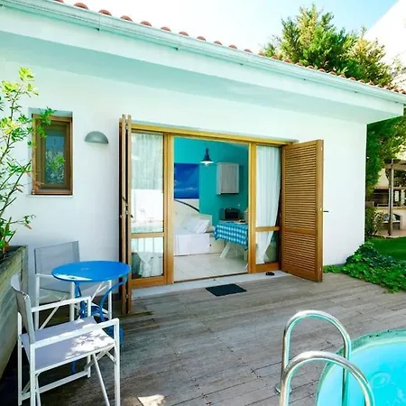 Tiny House With A Pool Apartment *